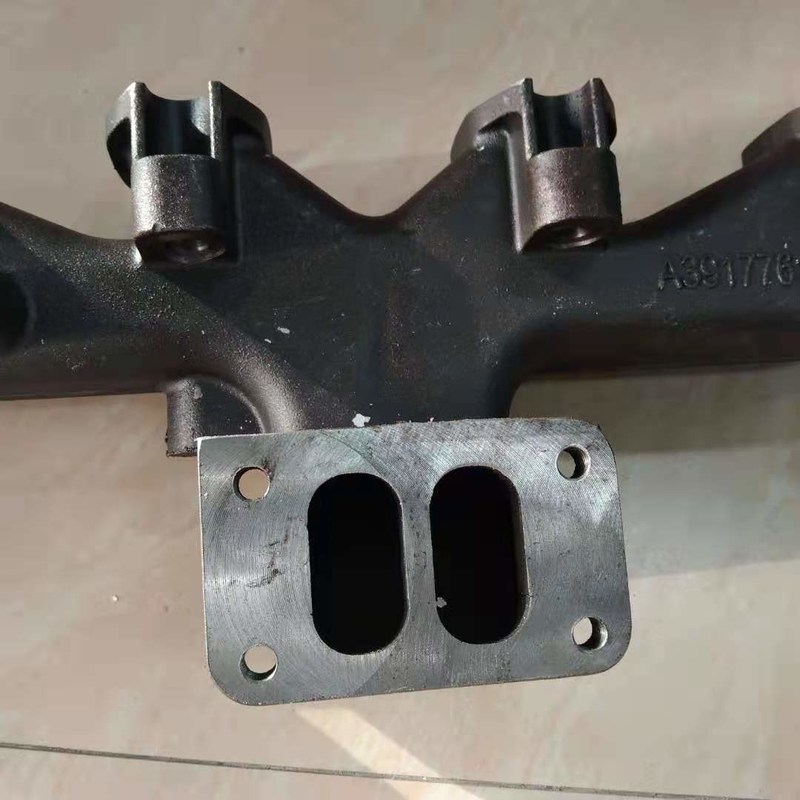 قطعات پوشیدنی بیل مکانیکی YUBP-00785 اگزوز منیفولد برای موتور دیزلی هیوندای R225LC-7 6D102